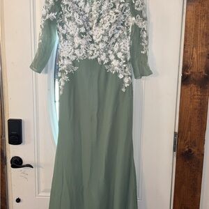 Elegant Green Lace Evening Gown